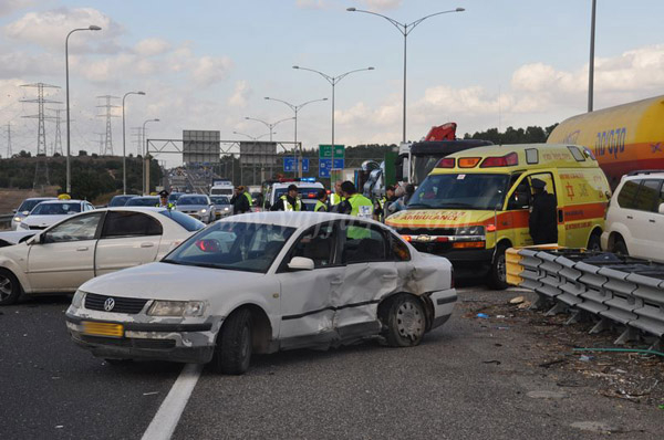 بالصور: مصرع سيدة واصابة خمسة آخرين بحادث طرق مروّع قرب مدينة الرملة